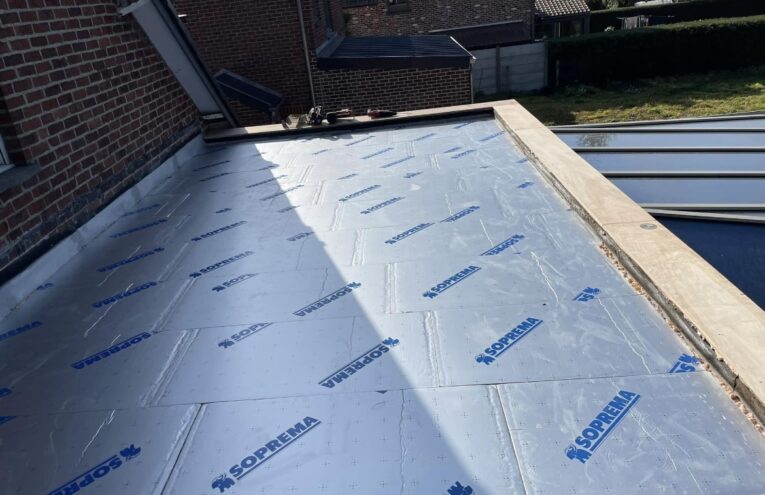Étanchéité de plateforme sur toiture de maison réalisée dans le Nord de la France