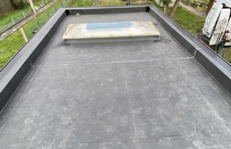 Étanchéité de toiture plate avec lanterneau réalisée sur une maison dans le Nord de la France