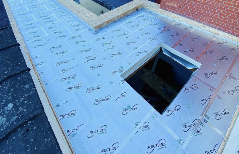 Pose d’une membrane d’étanchéité sur toiture plate réalisée dans le Nord de la France