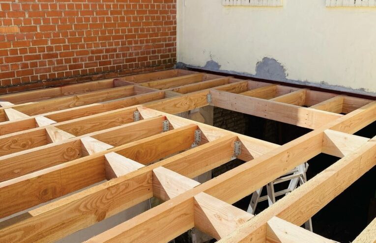 Structure en bois d’une plateforme de toiture en cours de construction dans le Nord de la France