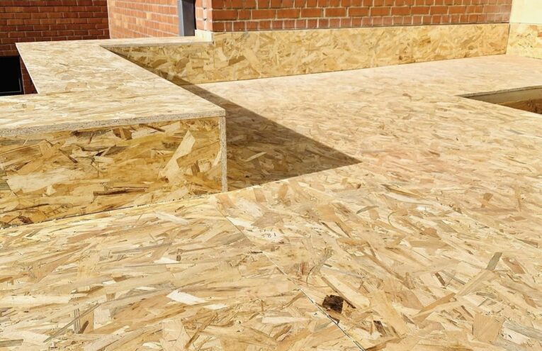 Pose du plancher d’une plateforme de toiture avant étanchéité dans le Nord de la France