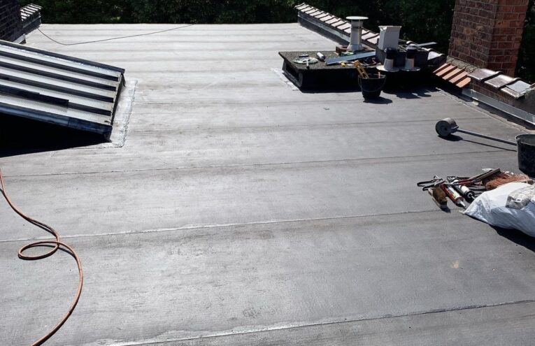 Toiture plate étanche réalisée sur un bâtiment résidentiel dans le Nord de la France