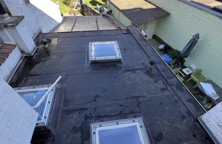 Étanchéité de toiture plate avec plusieurs lanterneaux réalisée dans le Nord de la France