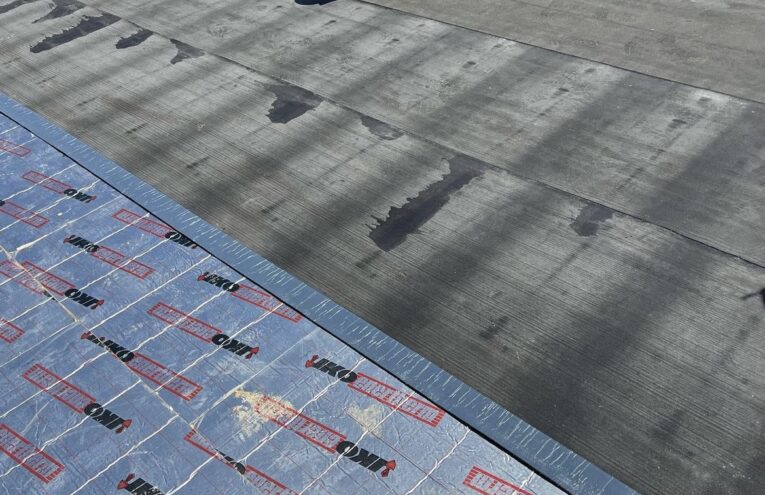 Installation d’une membrane d’étanchéité sur toiture plate dans le Nord de la France