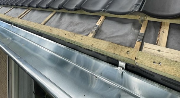 Travaux de zinguerie sur toiture avec gouttière en zinc réalisés dans le Nord de la France