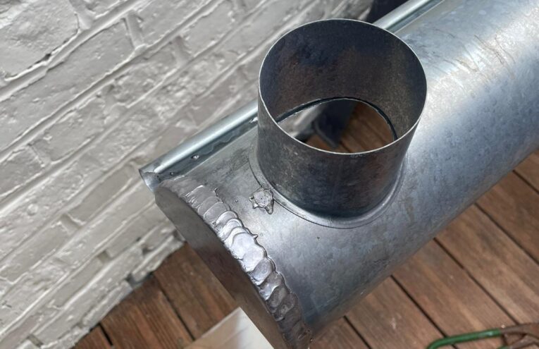 Sortie de toiture en zinc réalisée par un couvreur zingueur dans le Nord de la France